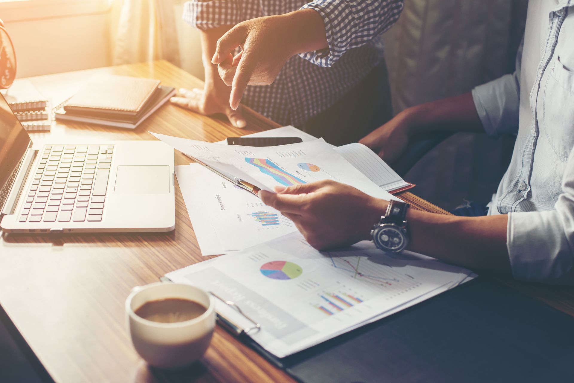 Personnes consultant des graphiques