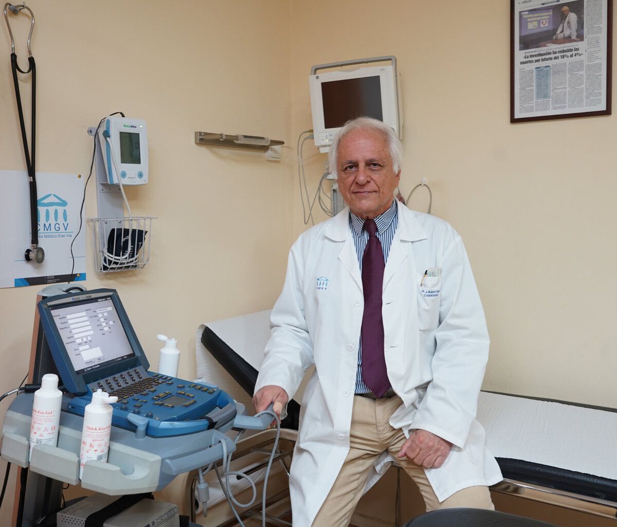 Un corazón azul brillante formado por un gráfico de líneas, sobre un fondo oscuro inspirado en la tecnología.