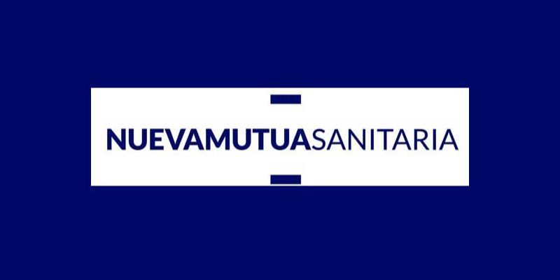 Logotipo de Nueva Mutua Sanitaria en texto blanco sobre rectángulo blanco, sobre fondo azul oscuro.