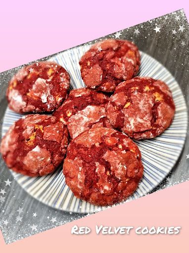 Un plato de galletas de terciopelo rojo sobre un fondo rosa.