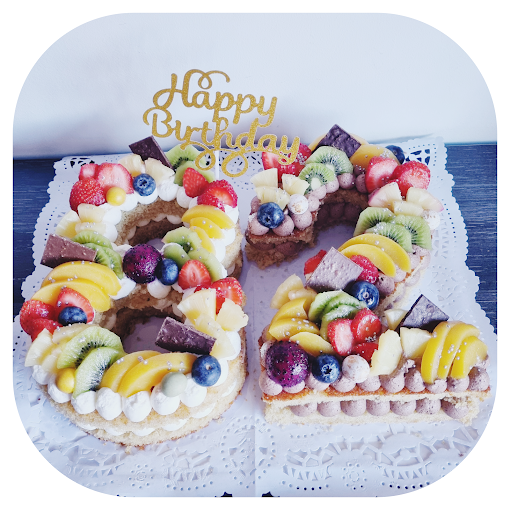 Una tarta de cumpleaños con la forma del número 25