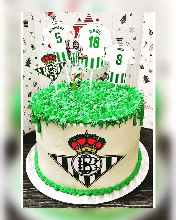 Un pastel con camisetas de fútbol encima.