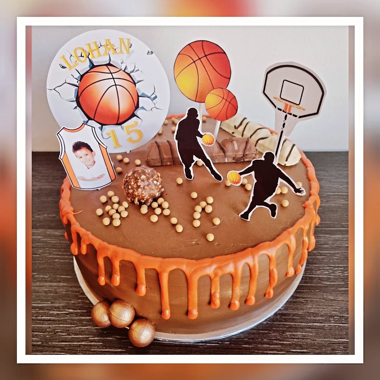 Una tarta de cumpleaños con temática de baloncesto para Jordan 15