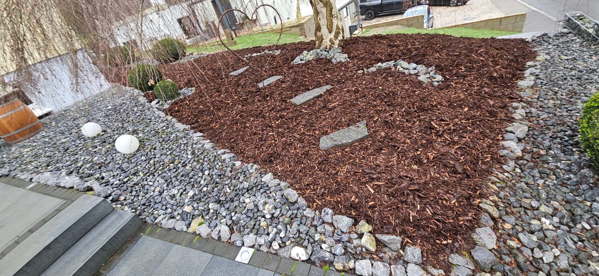 Garten mit Steinen und Rindenmulch