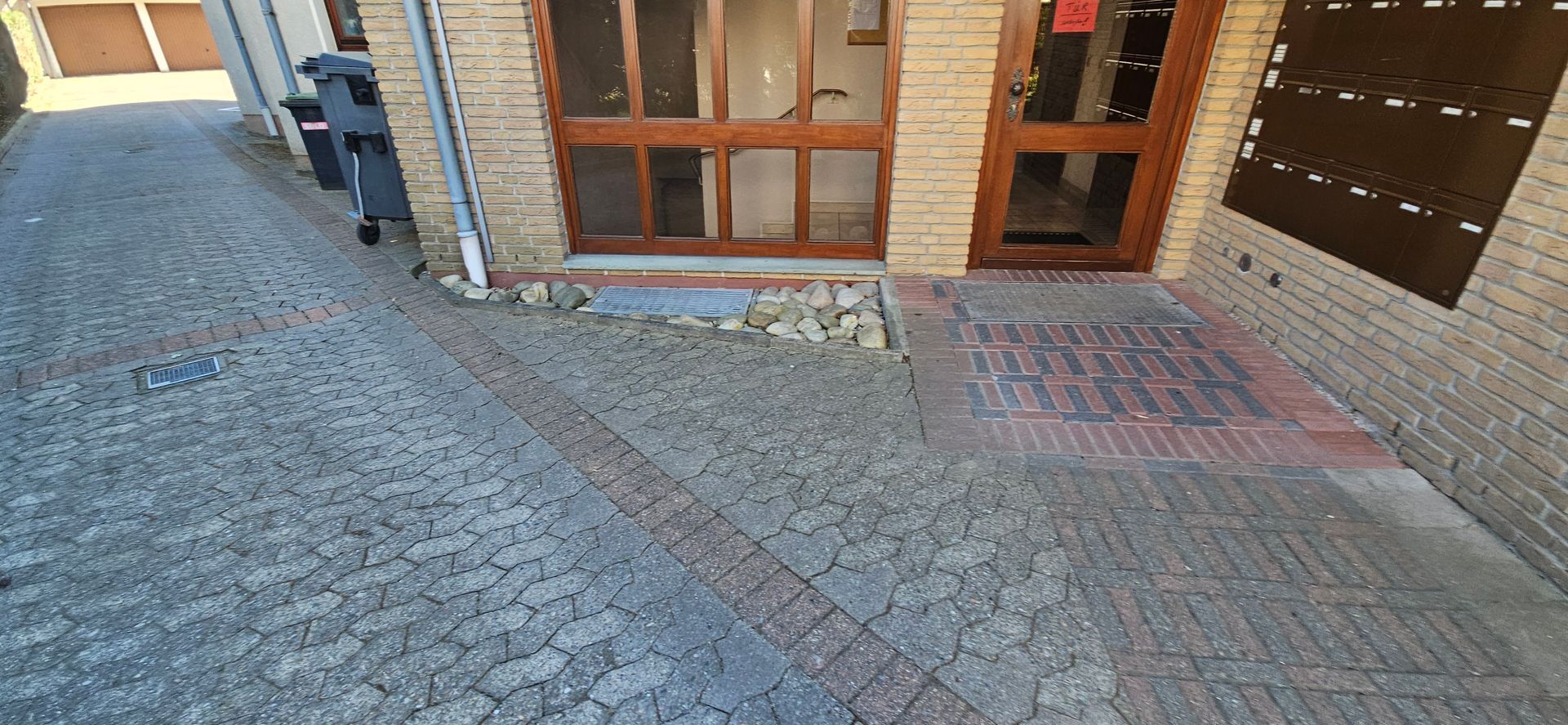 Gebäude mit Holztür