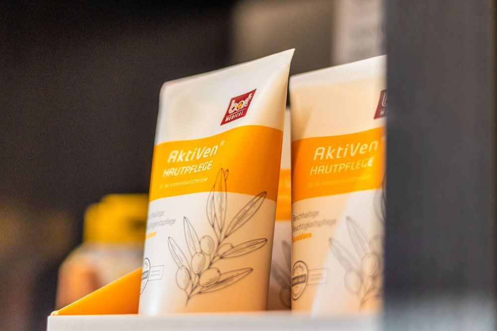 Auf einem Regal stehen zwei Tuben Lotion.