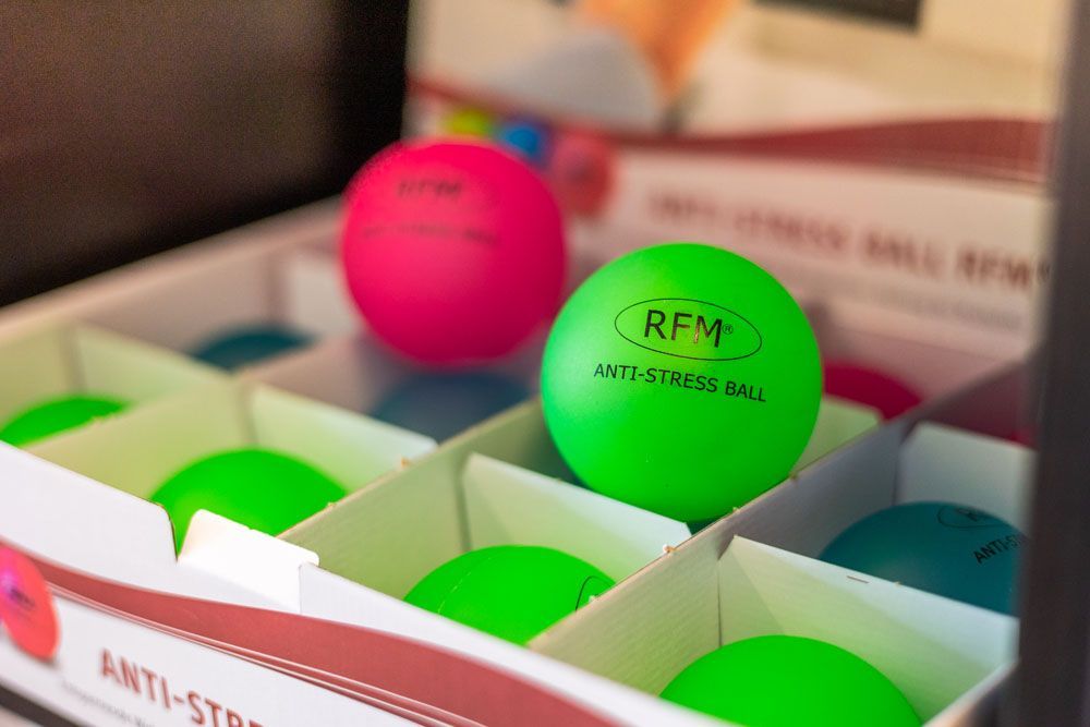 Eine Anzeige von RFM Anti-Stress-Bällen in einer Box
