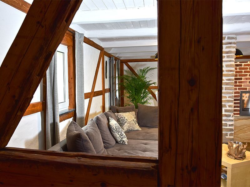 Wohnzimmer mit braunen Balken