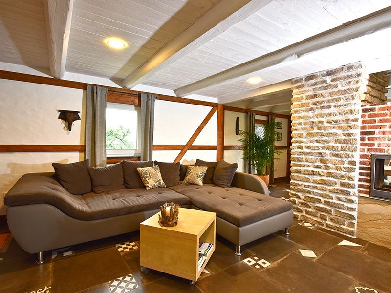 Wohnzimmer mit braunem Ecksofa