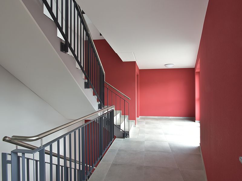 Treppenhaus mit grauer Treppe