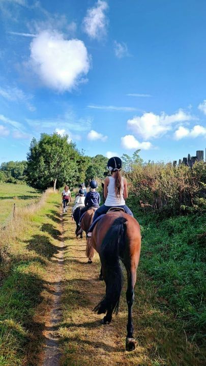 Groupe d'enfants sur une aire de jeux