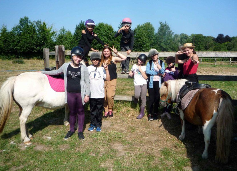 Enfants faisant de l'équitation