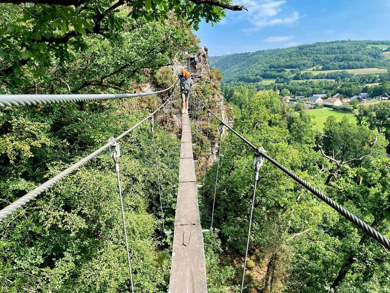 Adolescents en train de faire du vélo