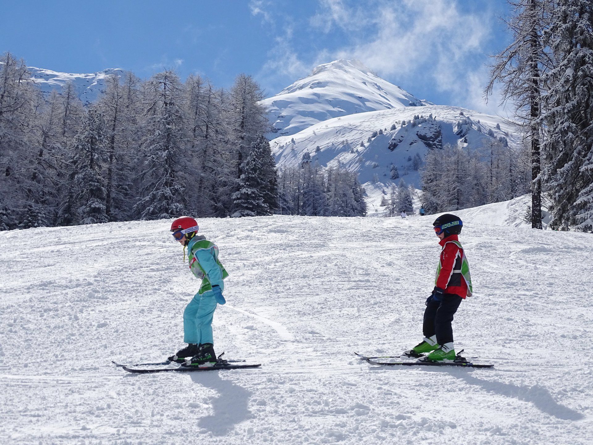 Deux enfants en train de skier