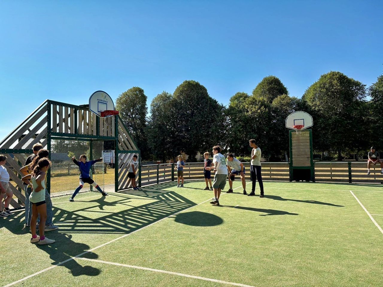 Enfants faisant du cirque