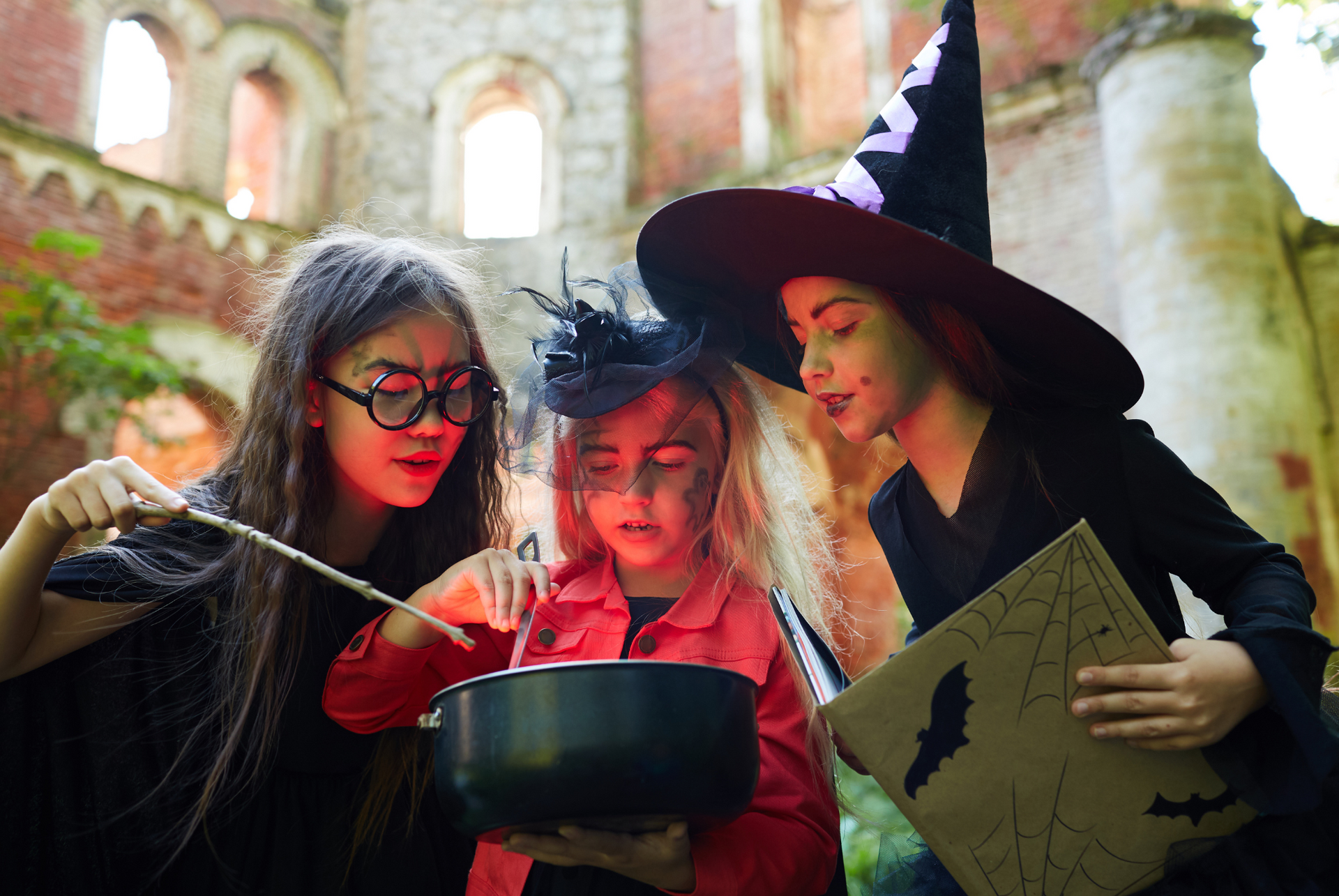Groupe d'enfants sur une aire de jeux