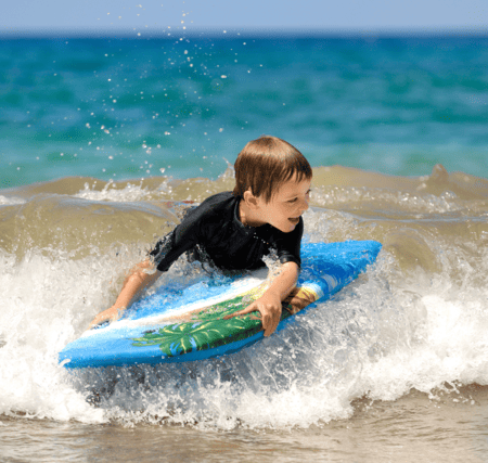 Enfant faisant du surf