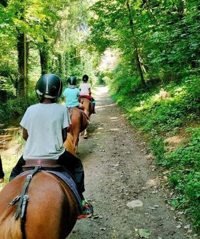 Groupe d'enfants en balaed sur des poneys