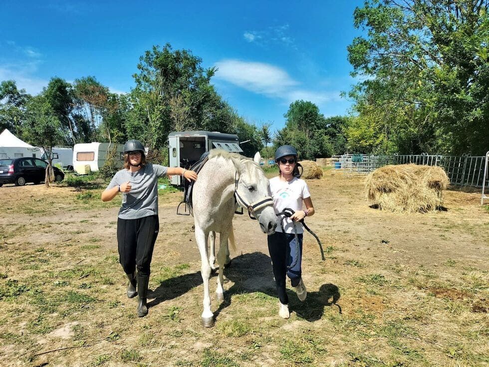 Adolescents avec un cheval