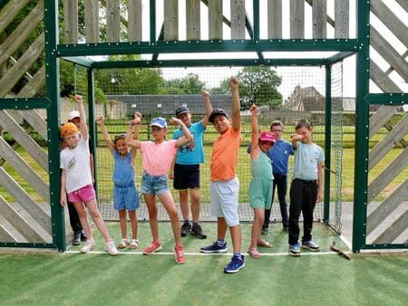 Groupe d'enfants sur une aire de jeux