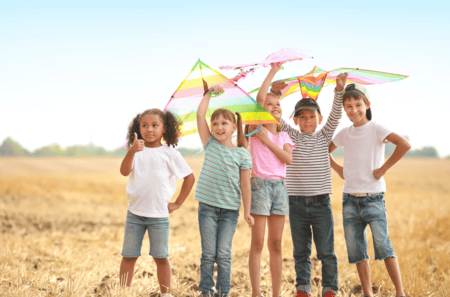 Groupe d'enfants avec cerfs-volants