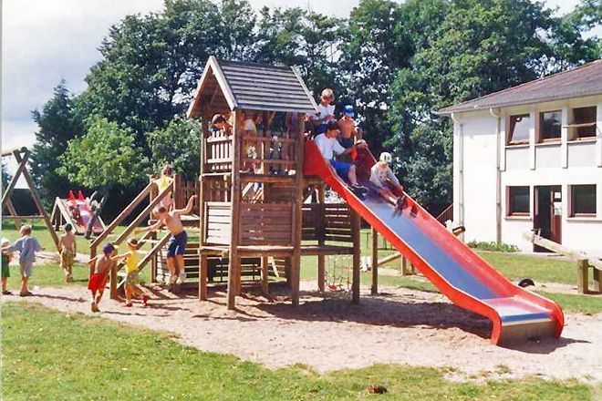 Enfants sur un toboggan