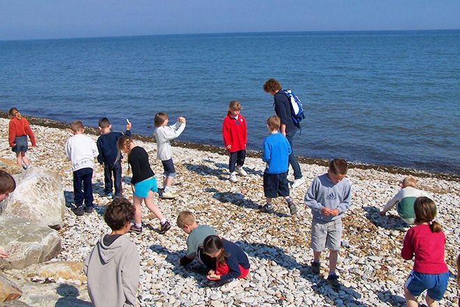 Enfants jouant sur une plage