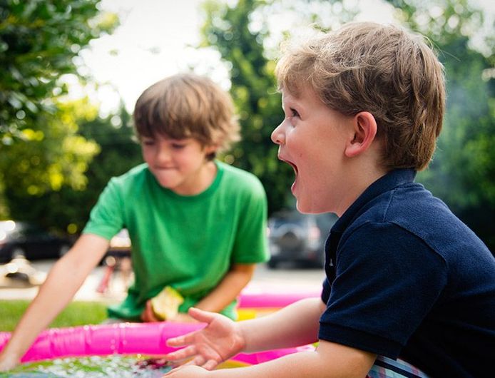 Enfants en train de s'amuser