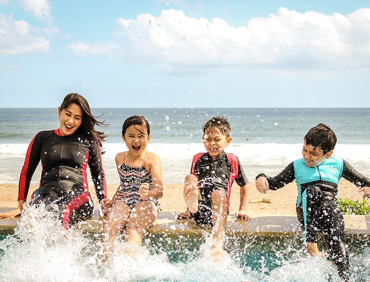 Trois enfants et une adulte