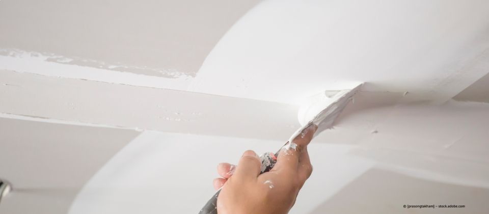 Mitarbeiter von Andreas Lang verputzt Wand