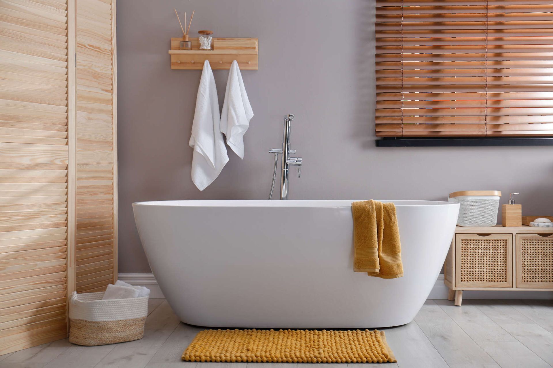 Foto einer runden Badewanne mit Deko im Badezimmer