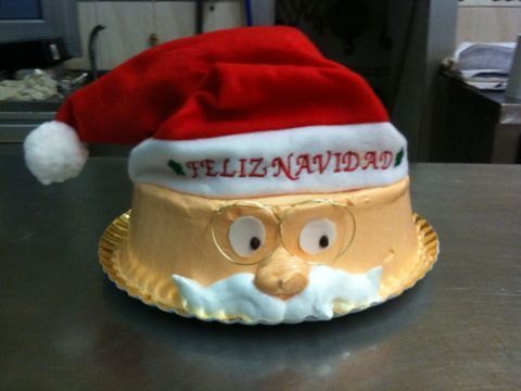 Un gorro de Papá Noel con la frase Feliz Navidad escrita en él.