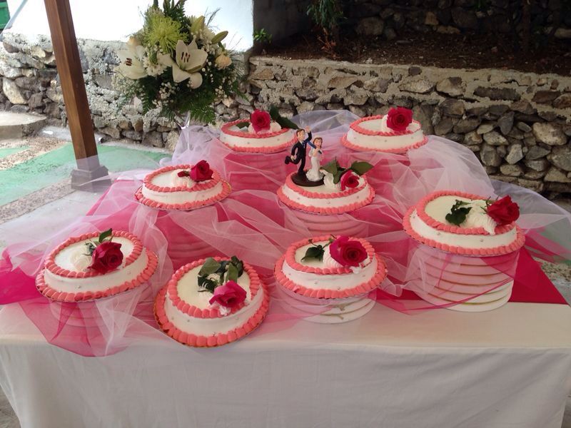 Una mesa con un montón de pasteles de boda encima.