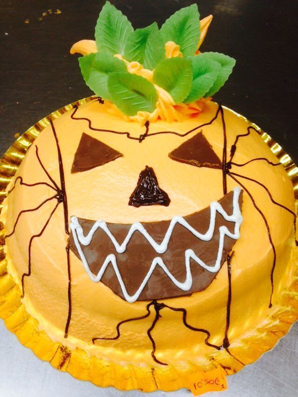 Un pastel con una cara de calabaza encima.