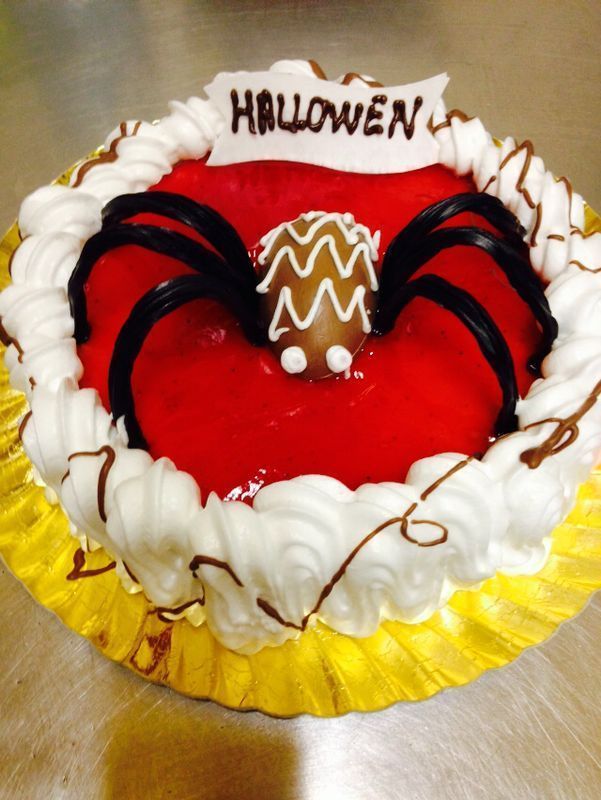 Un pastel de Halloween con una araña encima.