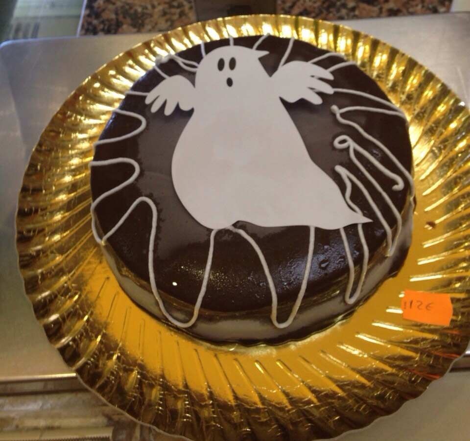 Un pastel de chocolate con un fantasma blanco encima.