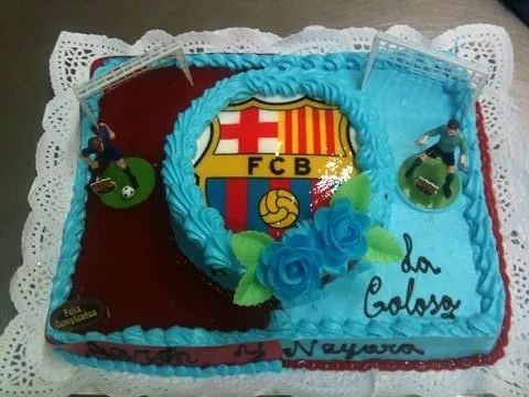 Una tarta de cumpleaños con el logo del FC Barcelona.