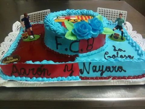 Un pastel de cumpleaños para Aaron y Nayara con jugadores de fútbol en él.