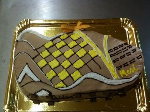 Un pastel en forma de zapato con la palabra meri escrita en él.