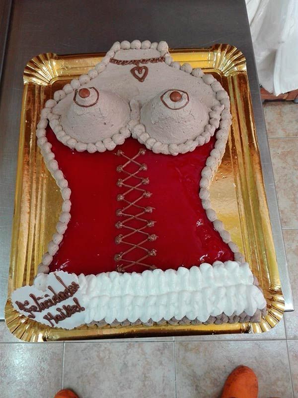 Un pastel con forma de corsé de mujer.