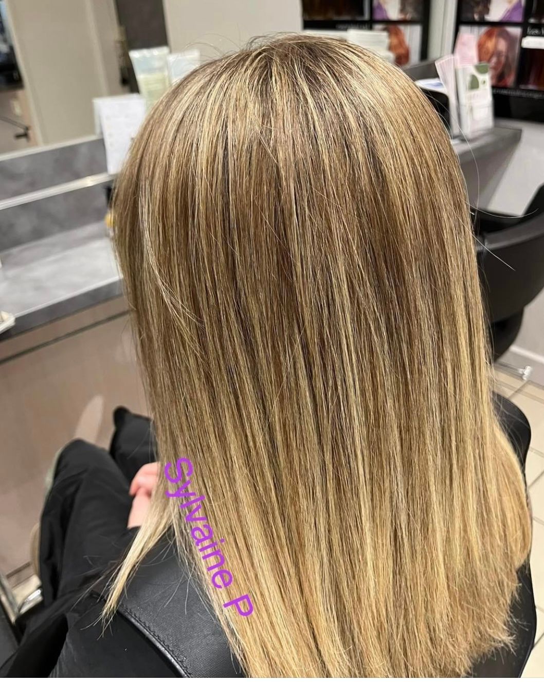 Coupe et couleur blonde