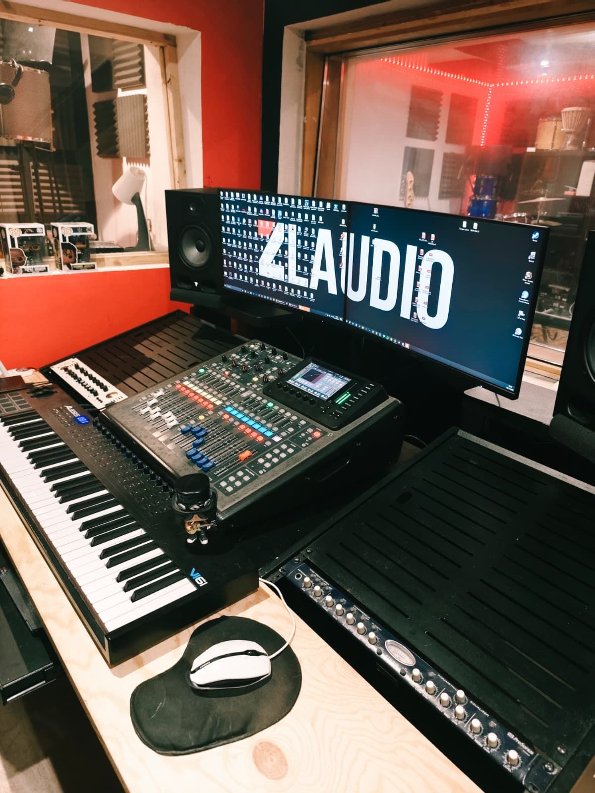 Estudio de grabación equipado con mesa de mezclas, teclado y monitor de ordenador con la inscripción