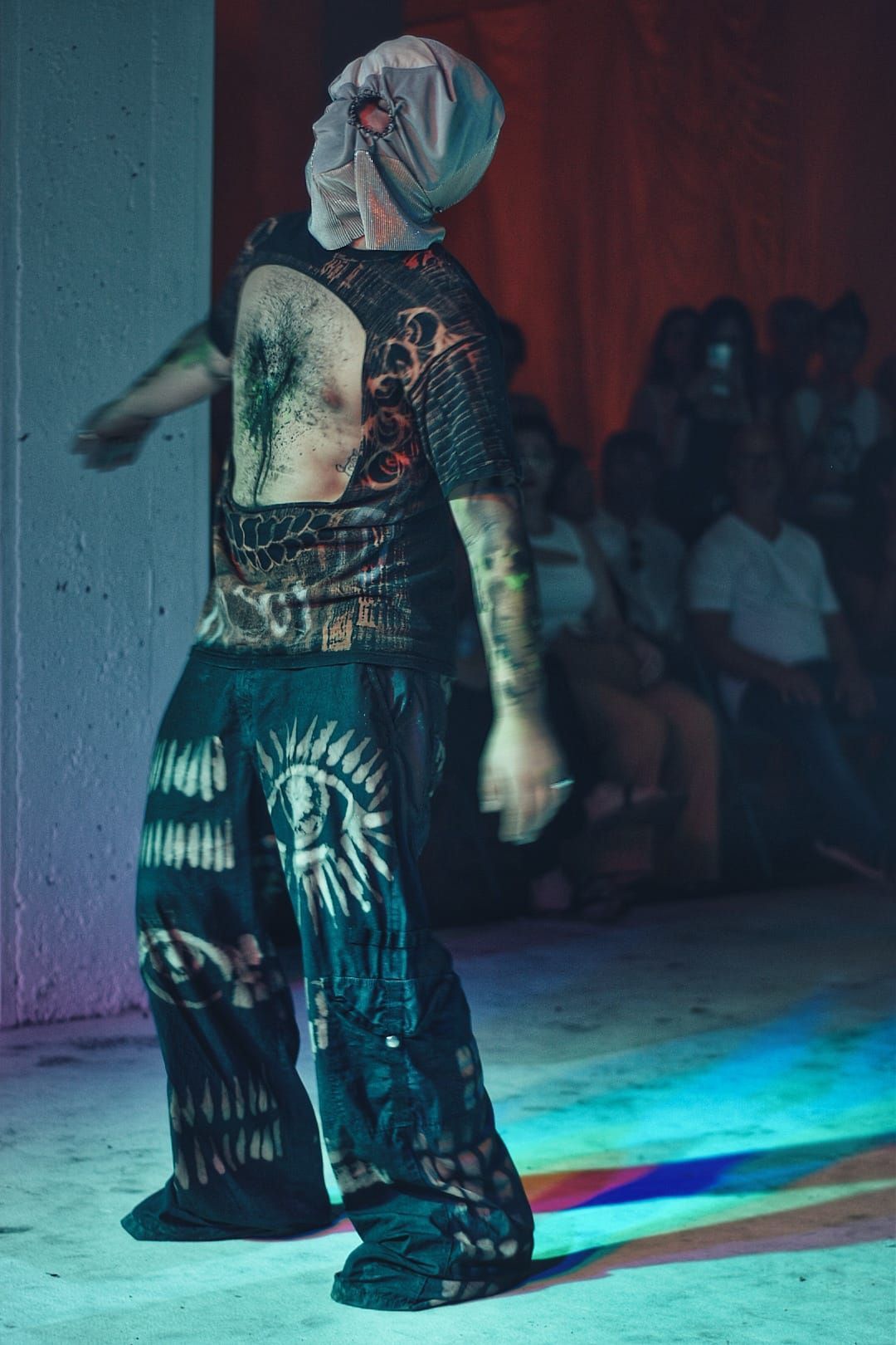 Un hombre con un pañuelo en la cabeza está bailando en un escenario.