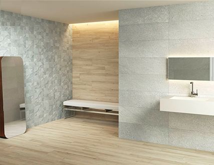 Un baño con lavabo, espejo y banco.