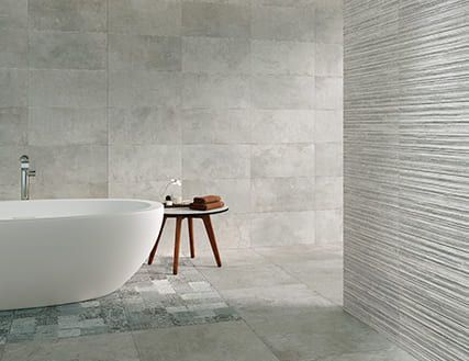 Un baño con bañera y una mesa dentro.