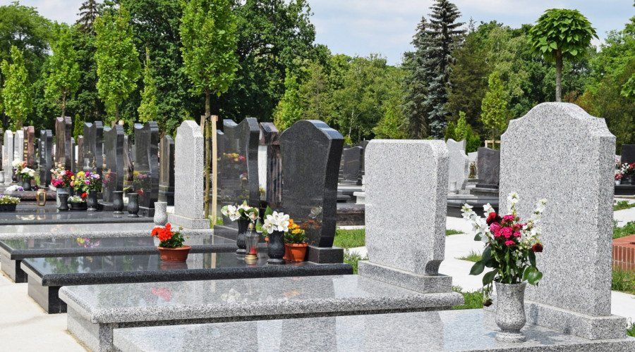 Pierres tombales dans cimetière