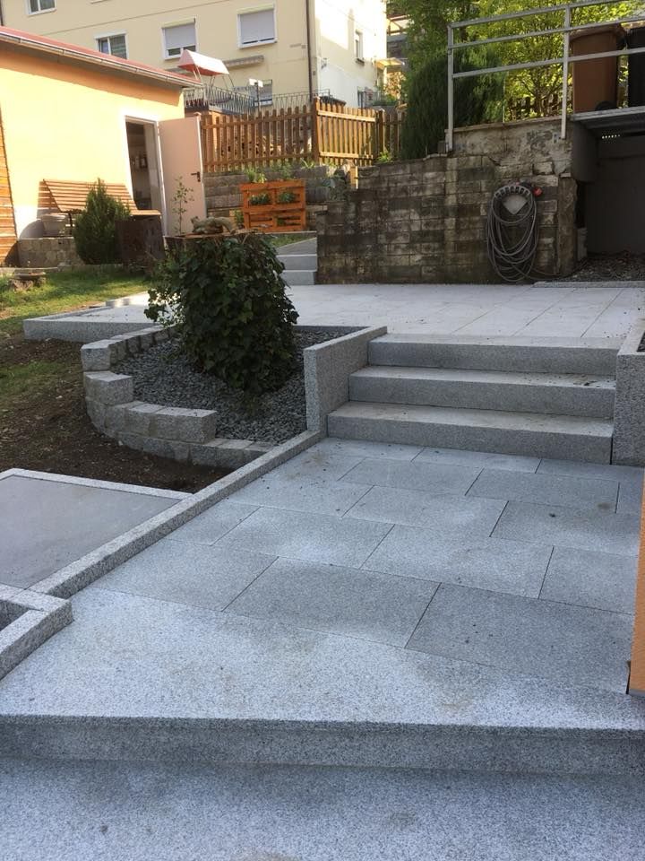 Grauer Steinboden im Garten