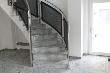 Eingangsbereich mit Marmortreppe