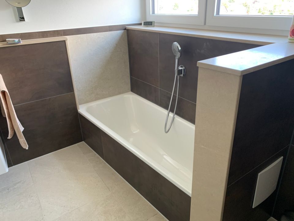 Badezimmer mit dunklen Steinfliesen an den Wänden