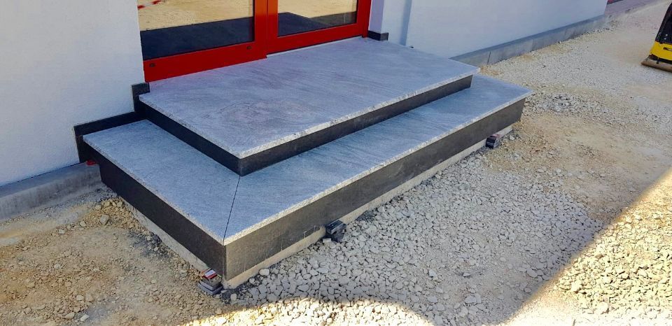 Stufen aus Naturstein in einem Haustür-Bereich